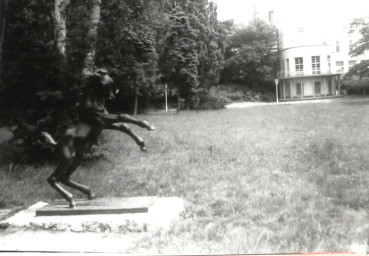 Stadtarchiv Weimar, 60 10-5/30 Bd.2, Blick zum Seitenflügel der Weimarhalle, wohl 1989