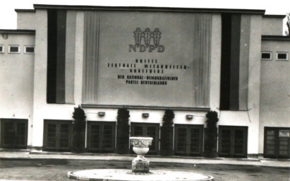 Stadtarchiv Weimar, 60 10-5/30 Bd.2, Blick auf den Eingangsbereich der Weimarhalle, 1956