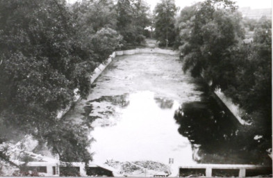 Stadtarchiv Weimar, 60 10-5/30 Bd.2, Blick aus der Weimarhalle auf den Weimarhallenteich, ohne Datum