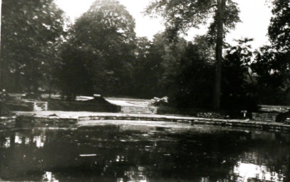 Stadtarchiv Weimar, 60 10-5/30 Bd.2, Blick auf den Zugang zum Weimarhallenpark, ohne Datum