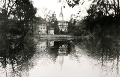 Stadtarchiv Weimar, 60 10-5/30 Bd.2, Blick auf den Teich in Frorieps Garten, vor 1930