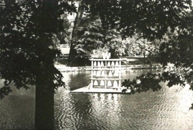 Stadtarchiv Weimar, 60 10-5/30 Bd.2, Blick auf den Weimarhallenteich, wohl 1950