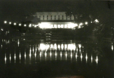 Stadtarchiv Weimar, 60 10-5/30 Bd.2, Blick auf den nächtlichen Weimarhallenteich, ohne Datum