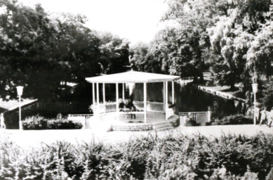 Stadtarchiv Weimar, 60 10-5/30 Bd.2, Blick auf den Musikpavillon vor dem Weimarhallenteich, ohne Datum