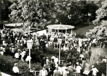 Stadtarchiv Weimar, 60 10-5/30 Bd.2, Blick auf den Musikpavillon im Weimarhallenpark, ohne Datum