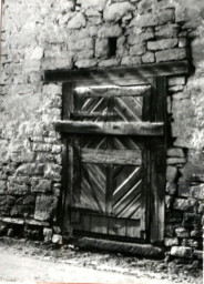 Stadtarchiv Weimar, 60 10-5/31 Bd.1, Blick auf eine Tür in der Scheune in der Coudraystraße, ohne Datum