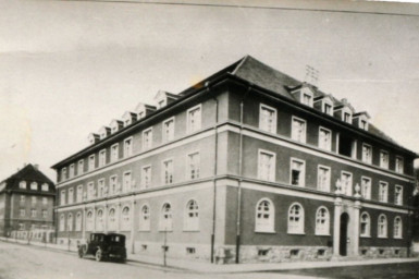 Stadtarchiv Weimar, 60 10-5/31 Bd.1, Blick in die Coudraystraße mit Einmündung der Saarstraße, vor 1945