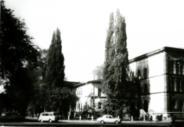 Stadtarchiv Weimar, 60 10-5/31 Bd.1, Blick auf den Kreuzungsbereich Philipp-Müller-Straße/ Sophienstiftsplatz, vor 1990