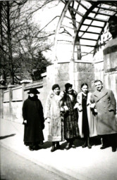 Stadtarchiv Weimar, 60  10-5/31 Bd.1, Gruppenbild vor dem Hummel-Denkmal, vor 1945