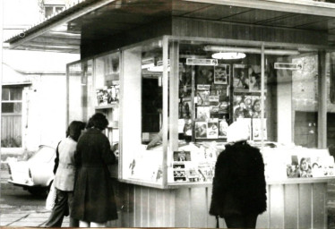 Stadtarchiv Weimar, 60  10-5/31 Bd.1, Zeitungskiosk auf dem Sophienstiftsplatz, wohl 1980