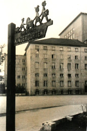 Stadtarchiv Weimar, 60  10-5/31 Bd.1, Wegweiser auf dem Sophienstiftsplatz, ohne Datum