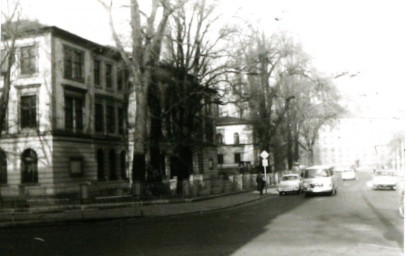 Stadtarchiv Weimar, 60  10-5/31 Bd.1, Blick in die Philipp-Müller-Straße, wohl 1989