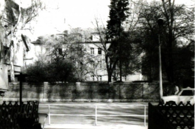 Stadtarchiv Weimar, 60 10-5/31 Bd.1, Blick aus der Philipp-Müller-Schule auf die Philippp-Müller-Straße, um 1980