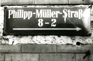 Stadtarchiv Weimar, 60 10-5/31 Bd.1, Straßenschild "Philipp-Müller-Straße  8-2" mit Richtungspfeil, ohne Datum