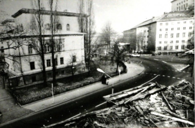 Stadtarchiv Weimar, 60 10-5/31 Bd.1, Blick aus dem Haus Nr. 2 auf die Einmündung Philipp-Müller-Straße in den Sophienstiftsplatz, ohne Datum