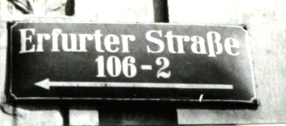 Stadtarchiv Weimar, 60 10-5/31 Bd.2, Straßenschild "Erfruter Straße 106-2" mit Richtungspfeil, ohne Datum