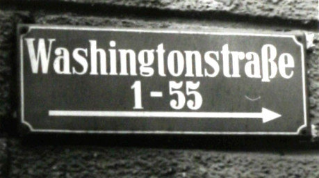 Stadtarchiv Weimar, 60 10-5/31 Bd.2, Straßenschild "Washingtonstraße 1-55" mit Richtungspfeil, ohne Datum