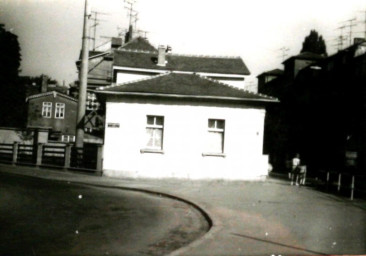 Stadtarchiv Weimar, 60 10-5/31 Bd.2, Blick vom Sophienstiftsplatz auf das Torhaus Erfurter Straße 1, wohl 1989