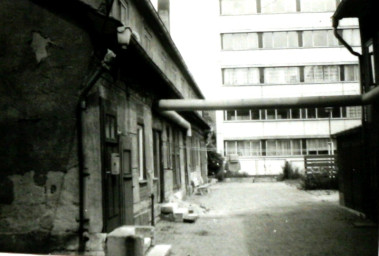 Stadtarchiv Weimar, 60 10-5/31 Bd.2, Blick in die Grundstückszufahrt Erfurter Straße 8, wohl 1985