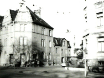 Stadtarchiv Weimar, 60 10-5/31 Bd.2, Blick auf die Einmündung Sebastian-Bach-Straße in Erfurter Straße, ohne Datum