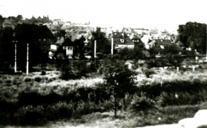 Stadtarchiv Weimar, 60 10-5/31 Bd.2, Blick über die Erfurter Straße in Richtung Schönblick, wohl 1954