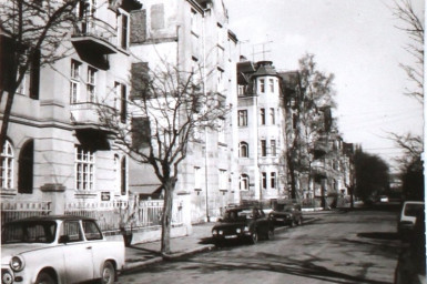 Stadtarchiv Weimar, 60 10-5/32, Blick in die Mozartstraße, wohl 1986