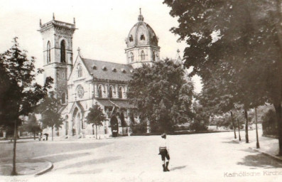 Stadtarchiv Weimar, 60 10-5/32, Blick auf den Platz vor der Katholischen Kirche, um 1910