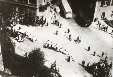 Stadtarchiv Weimar, 60 10-5/32, Blick von der Katholischen Kirche auf den August-Fröhlich-Platz, ohne Datum
