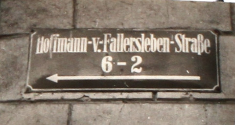 Stadtarchiv Weimar, 60 10-5/32, Straßenschild "Hoffmann-v.-Fallersleben-Straße", ohne Datum