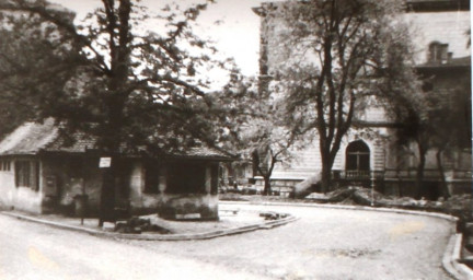 Stadtarchiv Weimar, 60 10-5/32, Blick in die Hoffmann-von-Fallersleben-Straße, wohl 1964