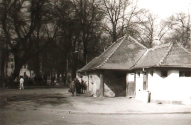 Stadtarchiv Weimar, 60 10-5/32, Blick in die Buswendeschleife des Busbahnhofes, ohne Datum