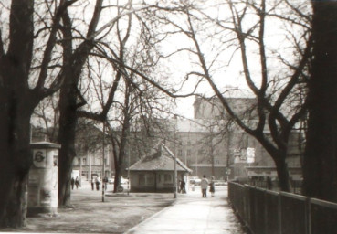 Stadtarchiv Weimar, 60 10-5/32, Blick in die Hoffmann-von-Fallersleben-Straße, um 1985