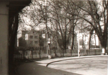 Stadtarchiv Weimar, 60 10-5/32, Blick in die Buswendeschleife des Busbahnhofes, um 1985