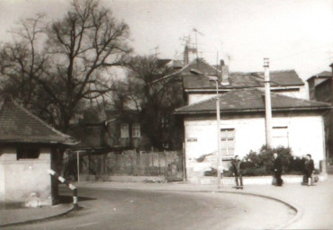 Stadtarchiv Weimar, 60 10-5/32, Blick in die Buswendeschleife des Busbahnhofes, um 1985