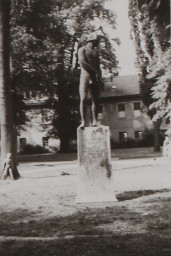 Stadtarchiv Weimar, 60 10/5-32, Denkmal für Ernst von Wildenbruch im Poseckschen Garten, vor 1976