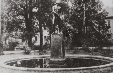 Stadtarchiv Weimar, 60 10/5-32, Blick zum Denkmal für Ernst von Wildenbruch, vor 1976