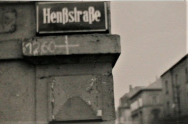 Stadtarchiv Weimar, 60 10/5-33, Straßenschild "Henßstraße", ohne Datum