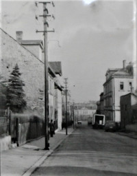 Stadtarchiv Weimar, 60 10/5-33, Blick in die Henßstraße, wohl 1974