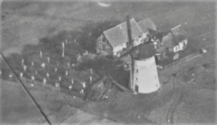 Stadtarchiv Weimar, 60 10/5-33, Blick auf die Windmühle und Nebengebäude, ohne Datum