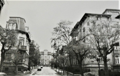 Stadtarchiv Weimar, 60 10-5/33, Blick in die Lisztstraße, wohl 1986