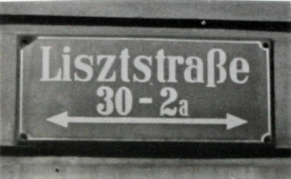 Stadtarchiv Weimar, 60 10-5/33, Straßenschild "Lisztstraße 30-2a" mit Richtungspfeil, ohne Datum