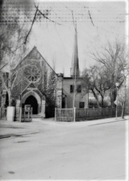 Stadtarchiv Weimar, 60 10-5/33, Blick zum Eingangsportal der Kreuzkirche, nach 1960