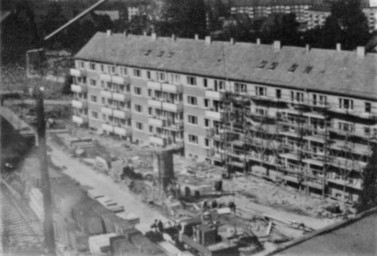 Stadtarchiv Weimar, 60 10-5/33, Blick auf einen Wohnblock in der Gutenbergstraße, wohl 1970