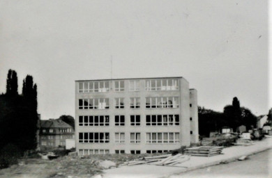 Stadtarchiv Weimar, 60 10-5/33, Blick zur POS "Makarenko-Oberschule" in der Gutenbergstraße, ohne Datum