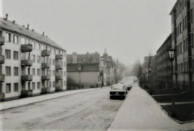 Stadtarchiv Weimar, 60 10-5/33, Blick in die Gutenbergstraße, nach 1974