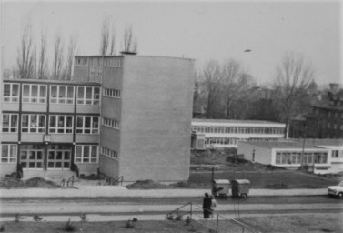 Stadtarchiv Weimar, 60 10-5/33, Blick über die Gutenbergstraße zur "Makarenko-Oberschule", ohne Datum