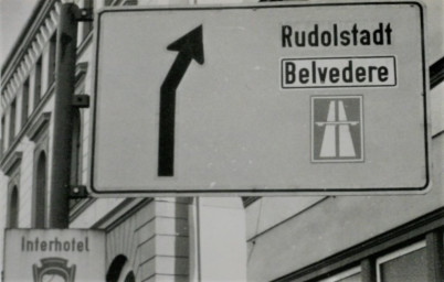 Stadtarchiv Weimar, 60 10-5/34, Straßenschild mit Wegweisung "Rudolstadt, Belvedere, Autobahn" in der Steubenstraße, ohne Datum