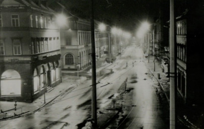 Stadtarchiv Weimar, 60 10-5/34, Blick aus dem Haus Marienstraße 1 in die Steubenstraße bei Nacht, um 1980