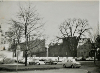 Stadtarchiv Weimar, 60 10-5/34, Blick auf den Parkplatz Schützengasse, wohl 1983