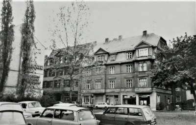 Stadtarchiv Weimar, 60 10-5/34, Blick vom Parkplatz Schützengasse zu den Häusern Nr. 6, 8 und 10, wohl 1986